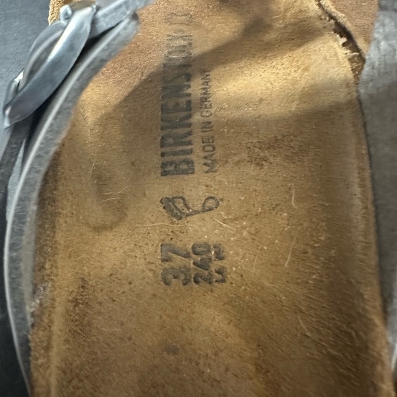 BIRKENSTONE Silver Sandals with Toe Loop size 7 pre owned good condition - Picture 5 of 8